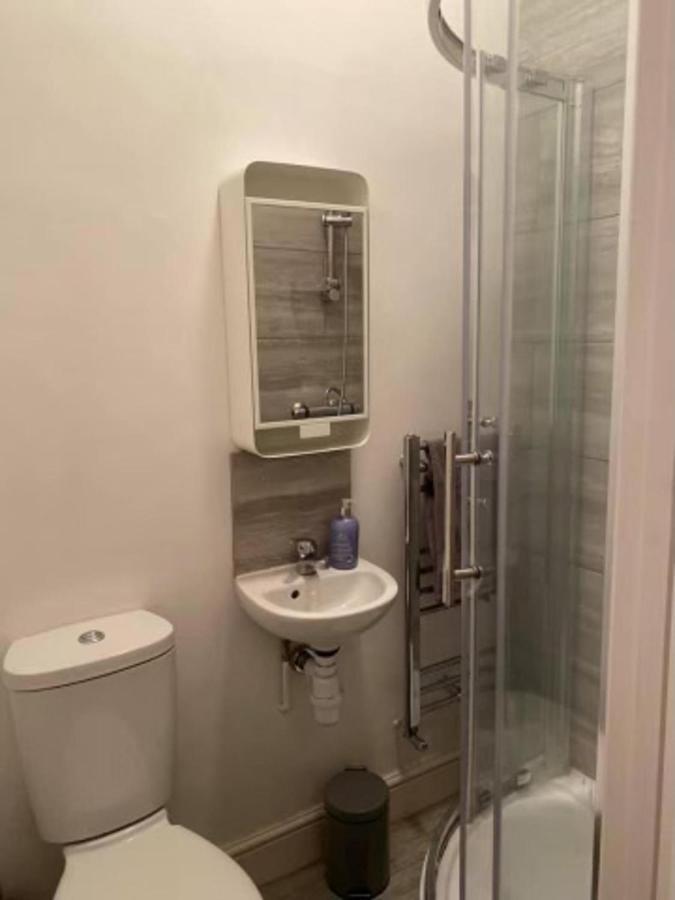Spacious Four Bedroom Home 3 Bathrooms - Coventry Dış mekan fotoğraf