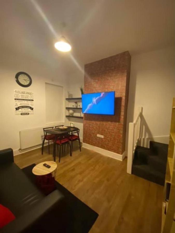 Spacious Four Bedroom Home 3 Bathrooms - Coventry Dış mekan fotoğraf